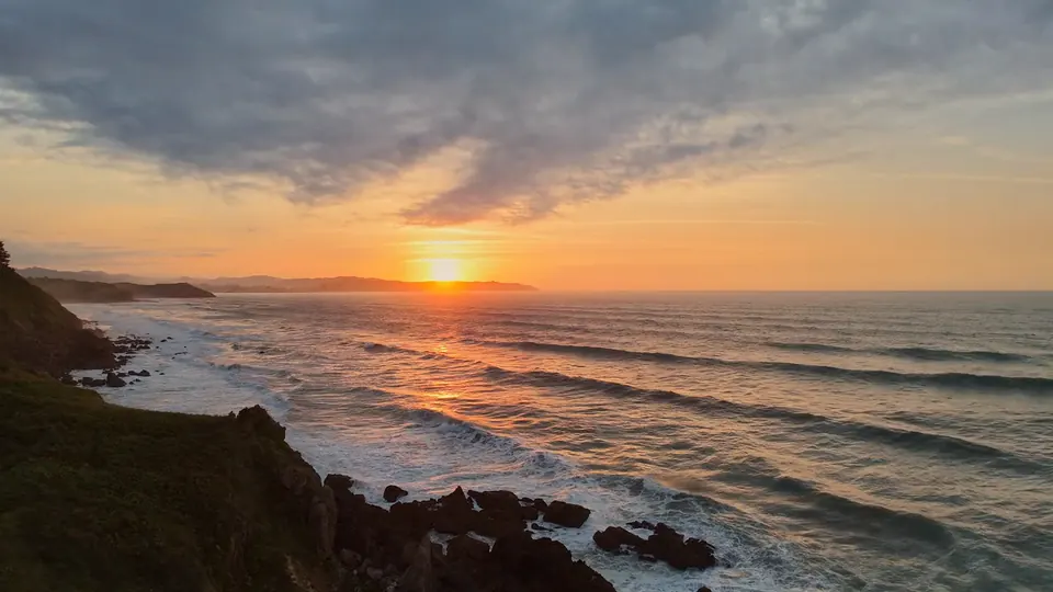 El último plano de «Sal y piedra»: la costa al atardecer