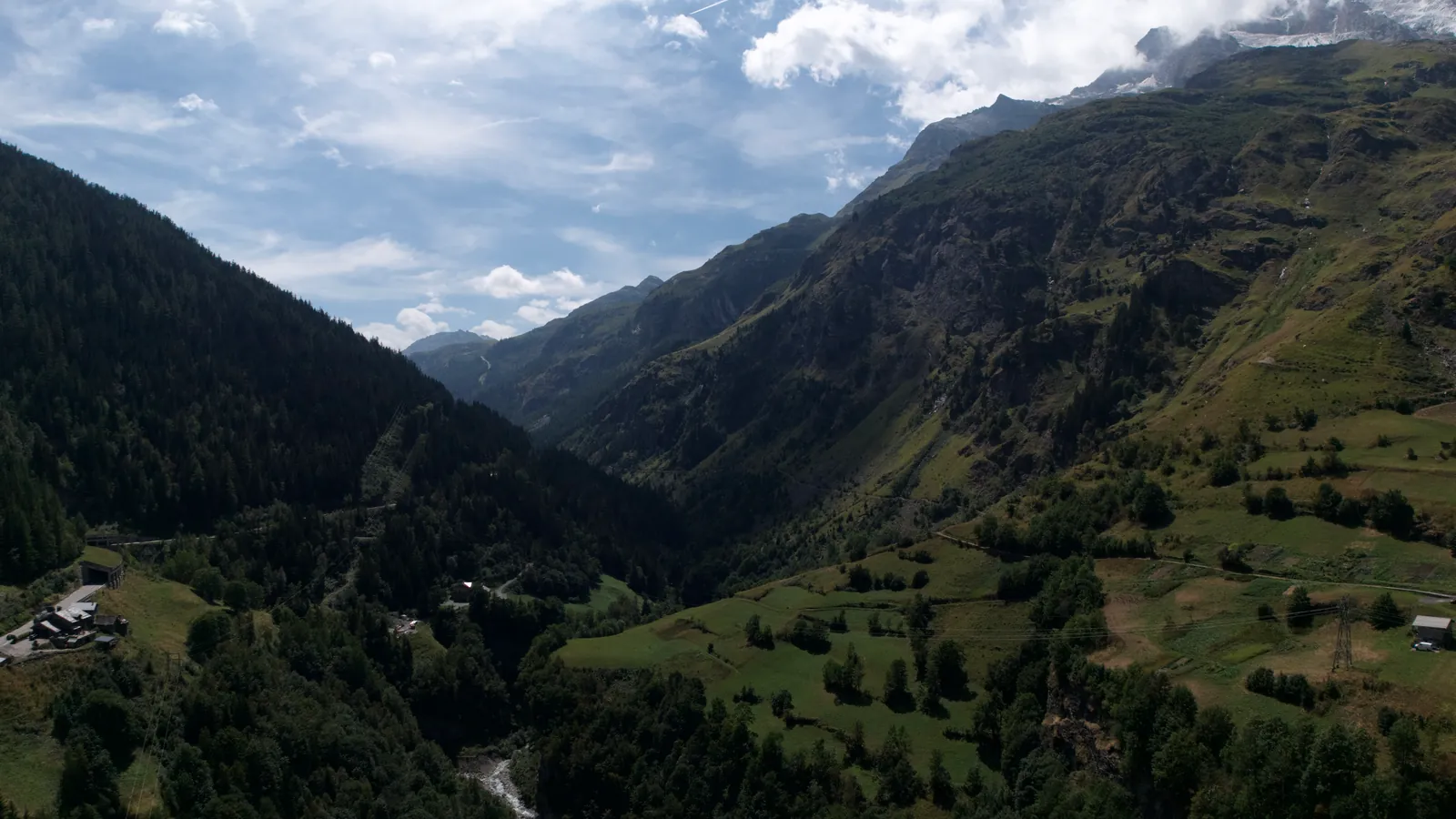 Valle alpino en sombra