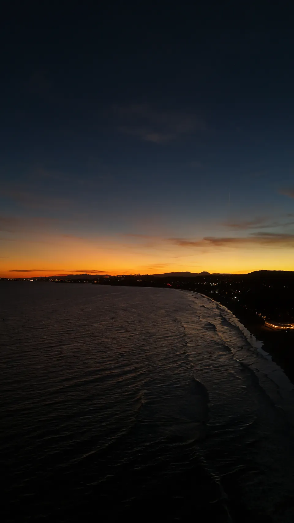La costa de Tarragona después de la puesta de sol, con las luces del paseo