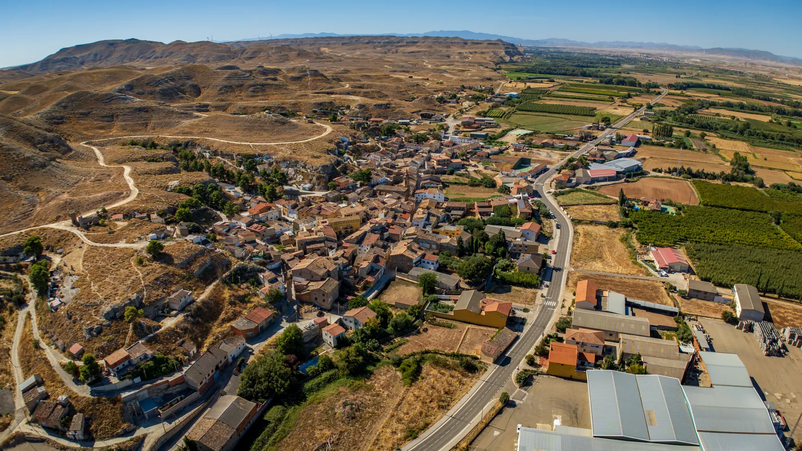 El pueblo entre cerros