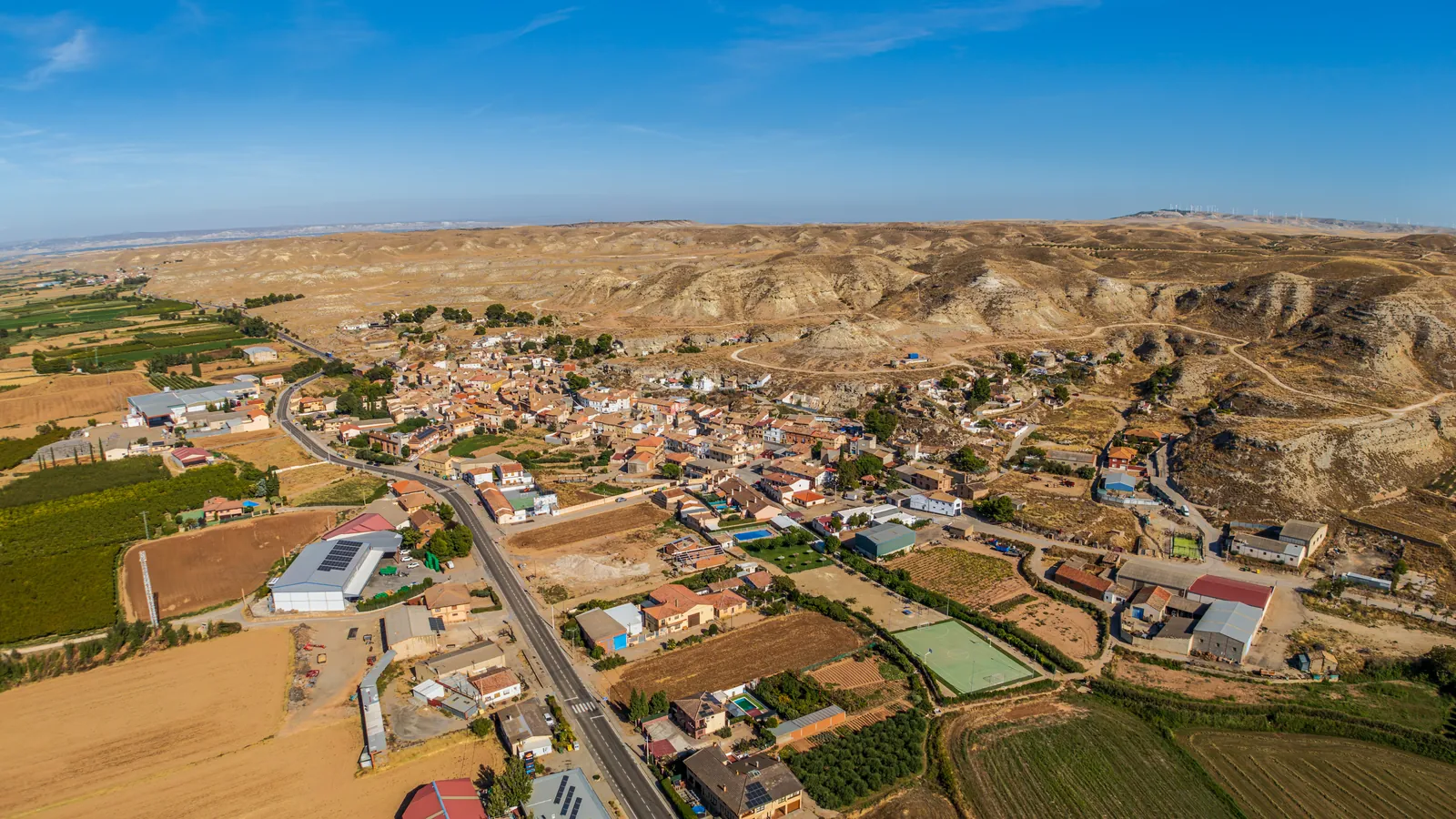Urrea de Jalón desde el dron: el pueblo, la carretera y las cárcavas