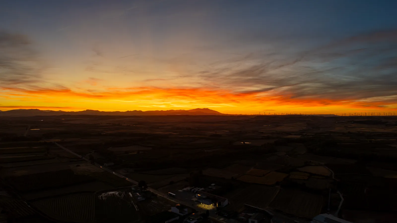 Línea de fuego del atardecer sobre Urrea de Jalón