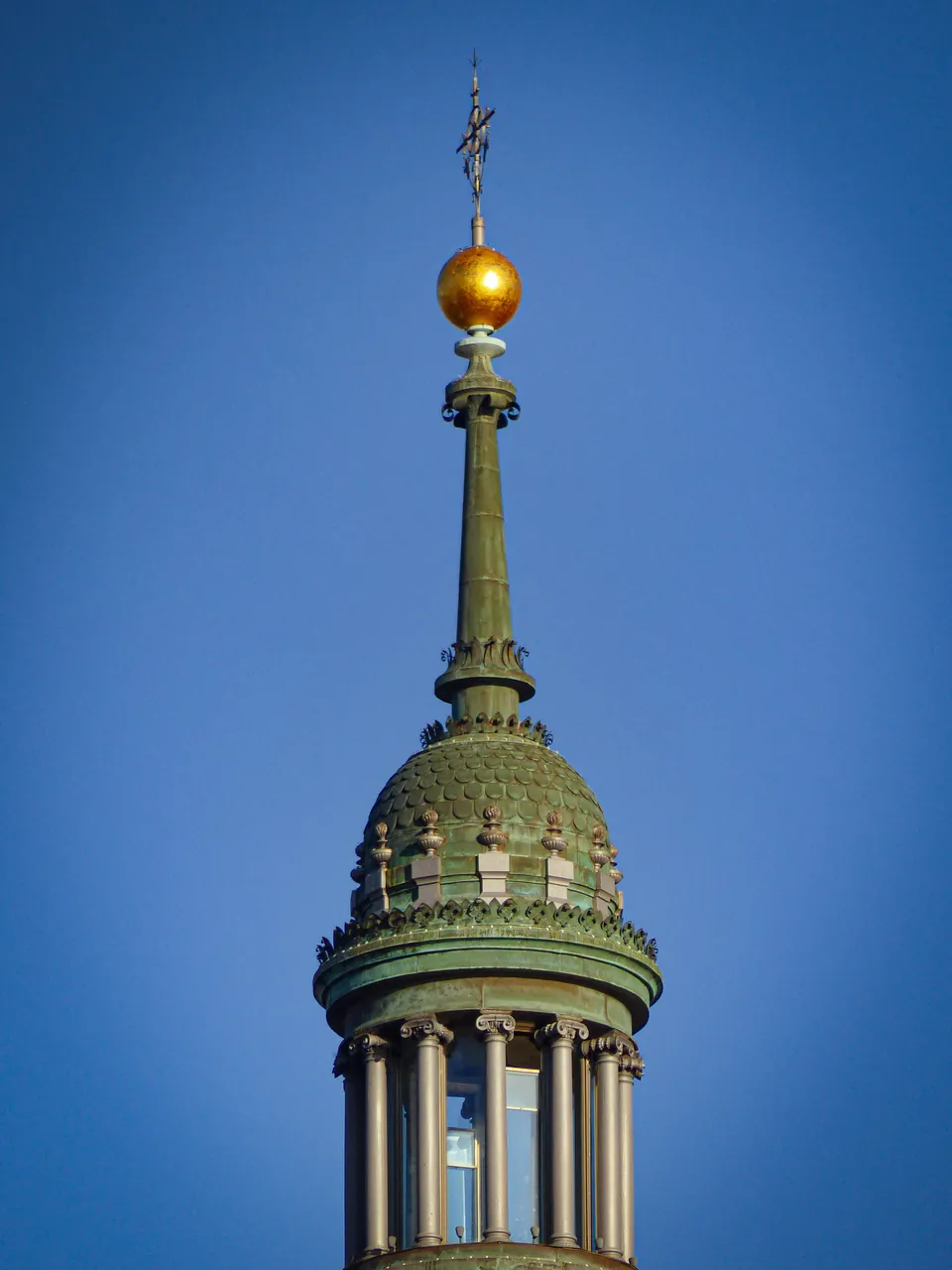 Cúpula y bola dorada